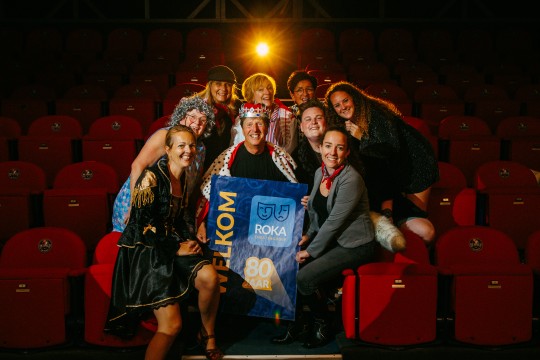 Afbeelding Roka Theatergroep speelt al tachtig jaar vrolijke stukken voor volle zalen, en dat wordt gevierd