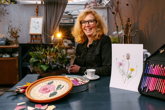 Afbeelding Bloemschikken, tekenen, mozaïeken en bijenhouden in een prachtige natuurtuin: Marja heeft de leukste baan die er is