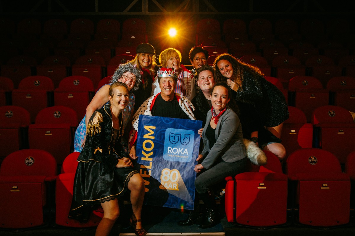 Achtergrondafbeelding Roka Theatergroep speelt al tachtig jaar vrolijke stukken voor volle zalen, en dat wordt gevierd