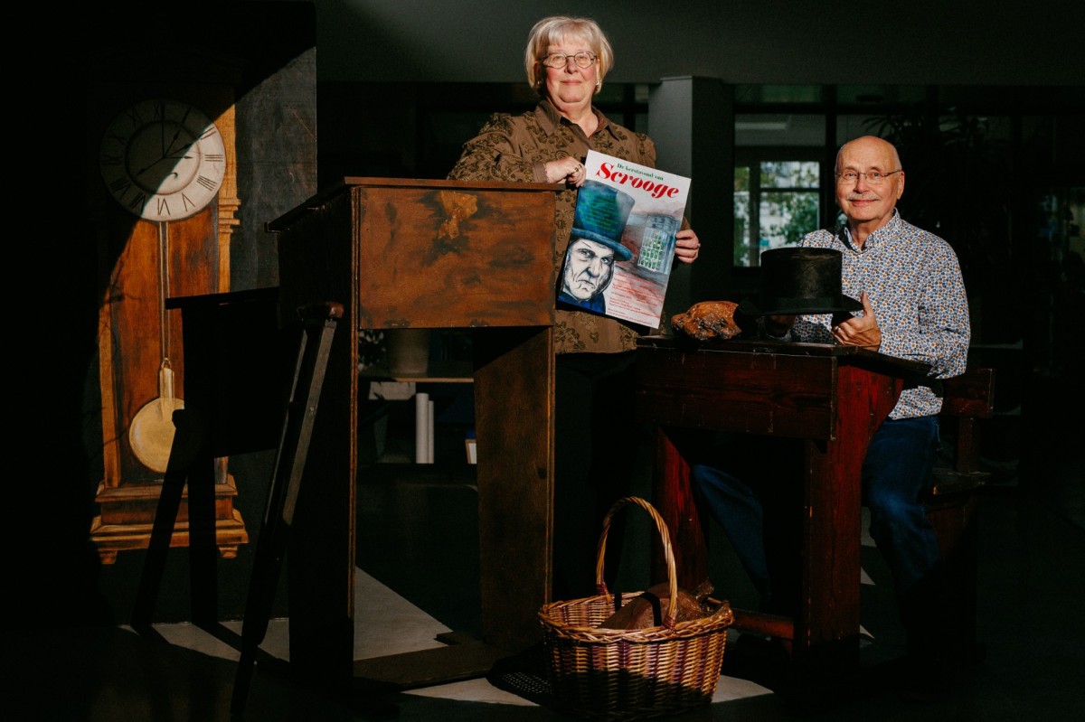 Achtergrondafbeelding Bewoners van Kwintsheul spelen in december De kerstavond van Scrooge